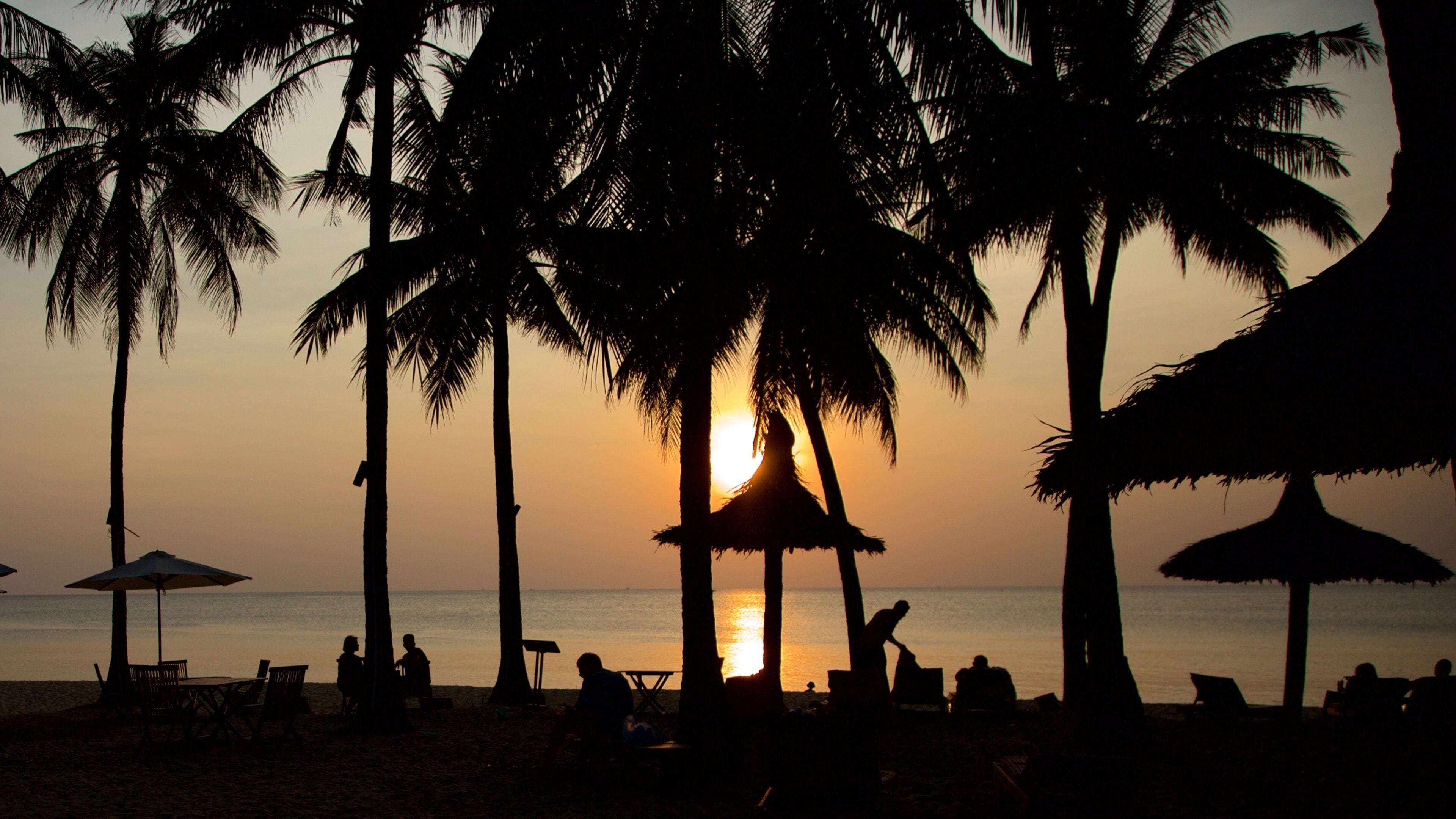 Ilha de Phu Quoc caracterizando paisagens litorâneas, um pôr do sol e cenas tropicais