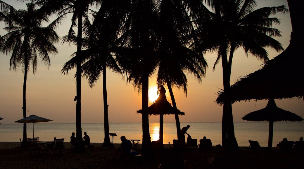 Ilha de Phu Quoc caracterizando paisagens litorâneas, um pôr do sol e cenas tropicais