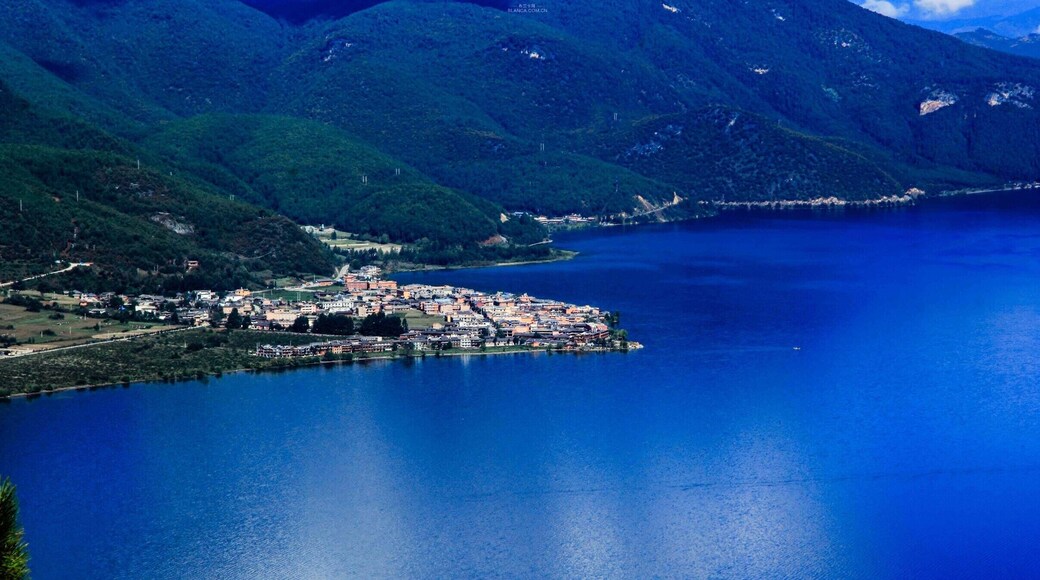 Beautiful Lijiang #LuguLake,Yunnan Province of China.美丽的泸沽湖.
https://twitter.com/Beautifulgx