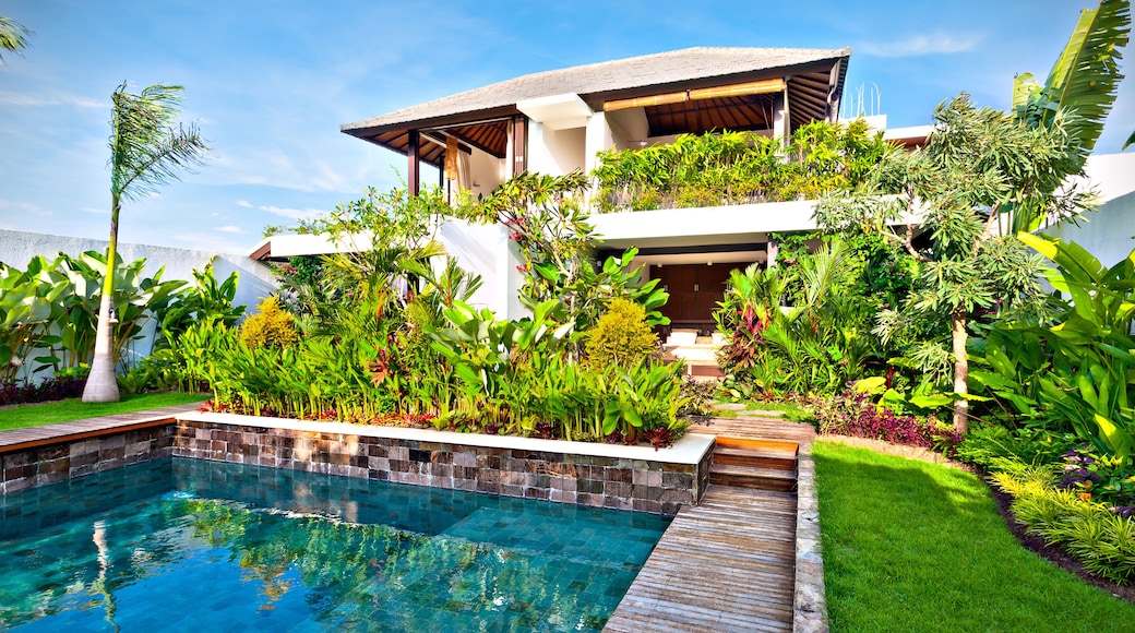 Fancy garden decoration design of a modern house