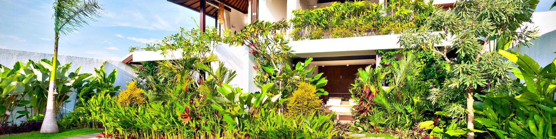 Fancy garden decoration design of a modern house