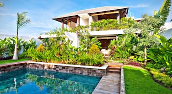Fancy garden decoration design of a modern house