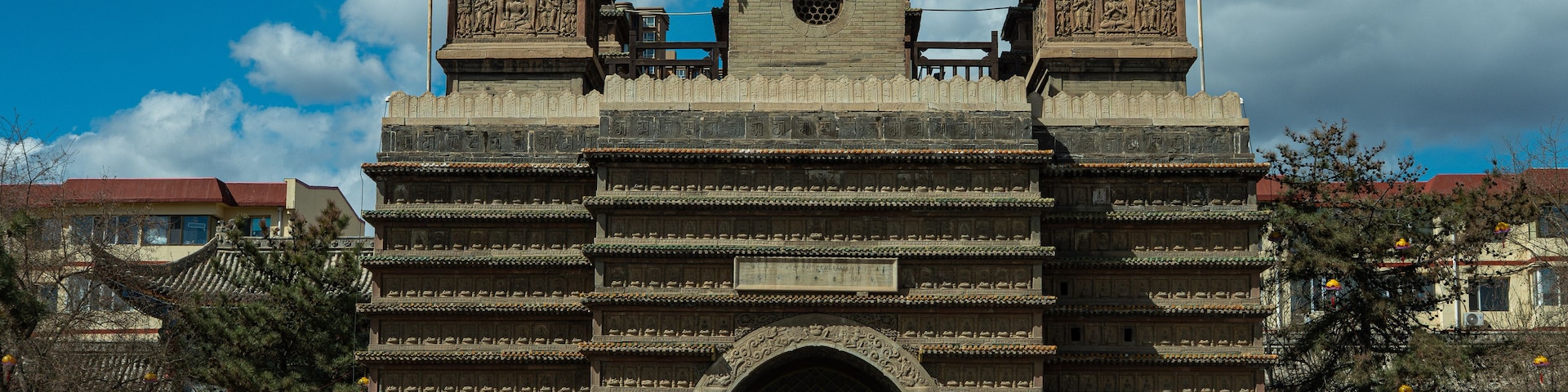 Um templo tradicional com vários níveis, esculturas detalhadas e um grande arco central.