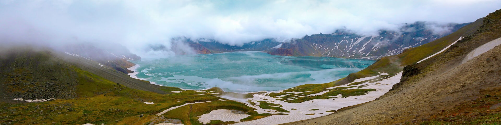 구름같은 물안개가 수면을 덮고 있는 신비로운 백두산 천지의 비경
