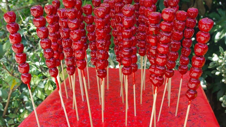 Candied hawthorne berries for sale in Qianling Mountain Park.
In Guizhou's capital city of Guiyang, one can find a mountain park full of monkeys, buddhist effigies, lush trees, and of course: delicious street food vendors.
#SweetSpot #china #streetfood