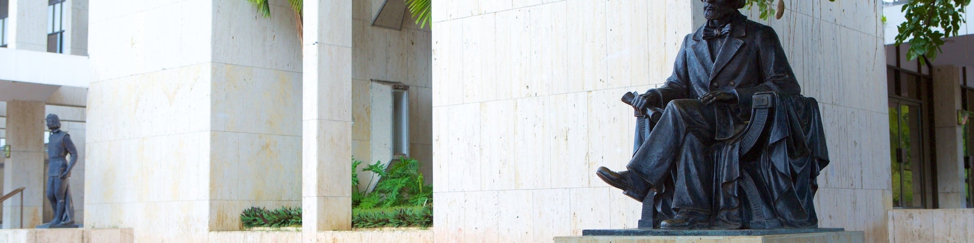 Gascue which includes a statue or sculpture