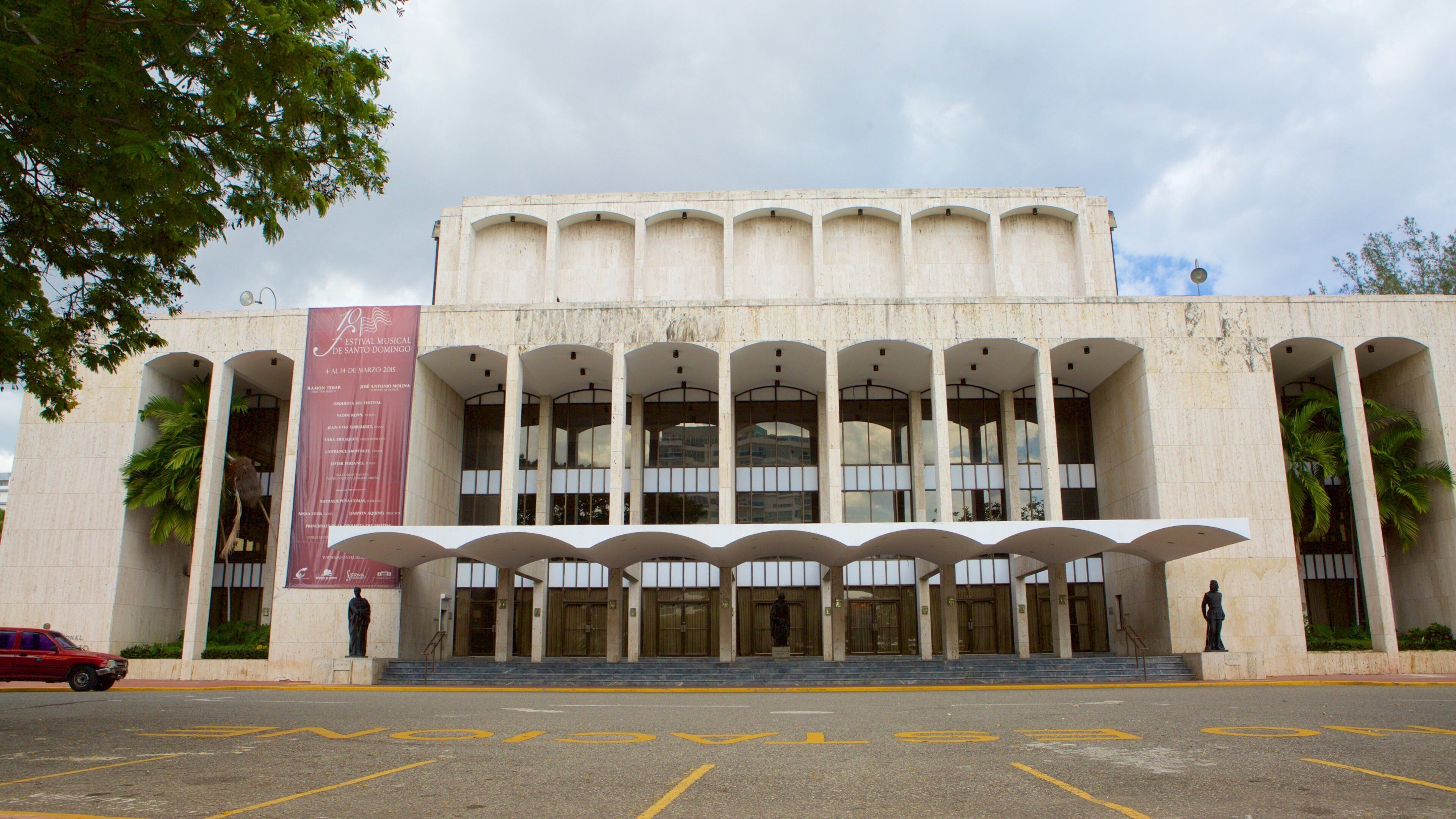 Gascue showing a square or plaza