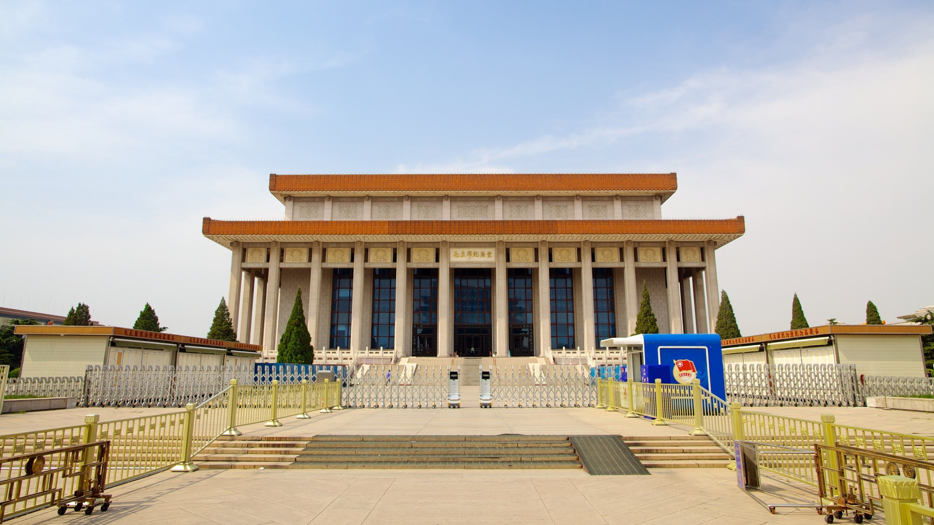 Tiananmen Square which includes an administrative buidling and heritage architecture