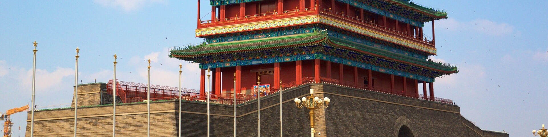 Plaza de Tiananmen mostrando elementos patrimoniales y también un gran grupo de personas