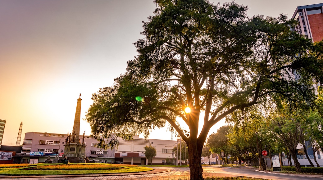 Rayos de sol en obelisco