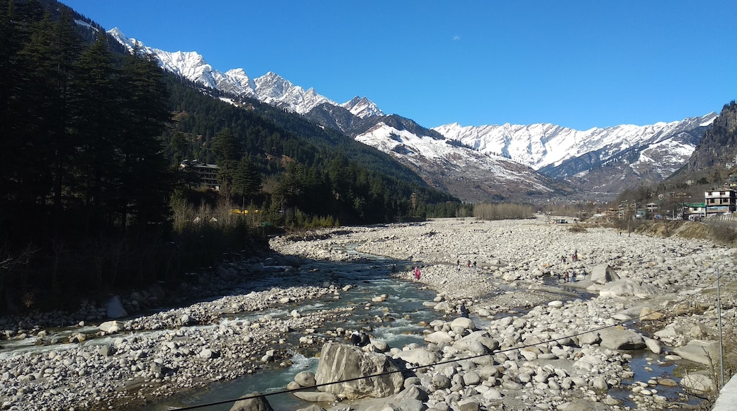 Snow capped mountains, flowing water.. On my way to Vishisht temple Manali.