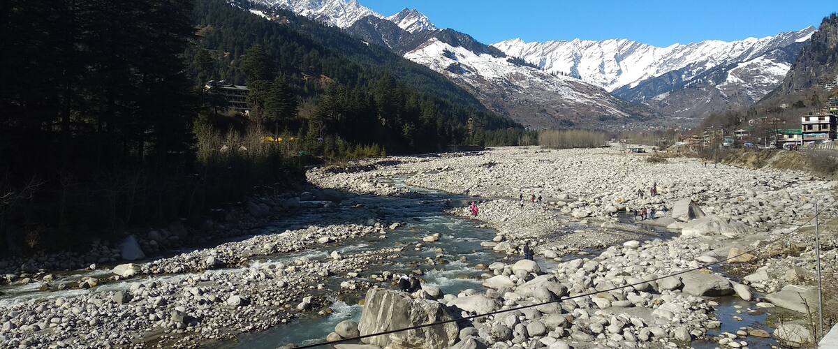 Snow capped mountains, flowing water.. On my way to Vishisht temple Manali.