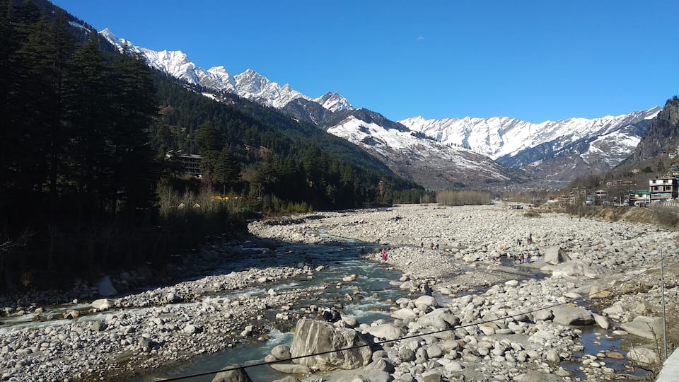Snow capped mountains, flowing water.. On my way to Vishisht temple Manali.