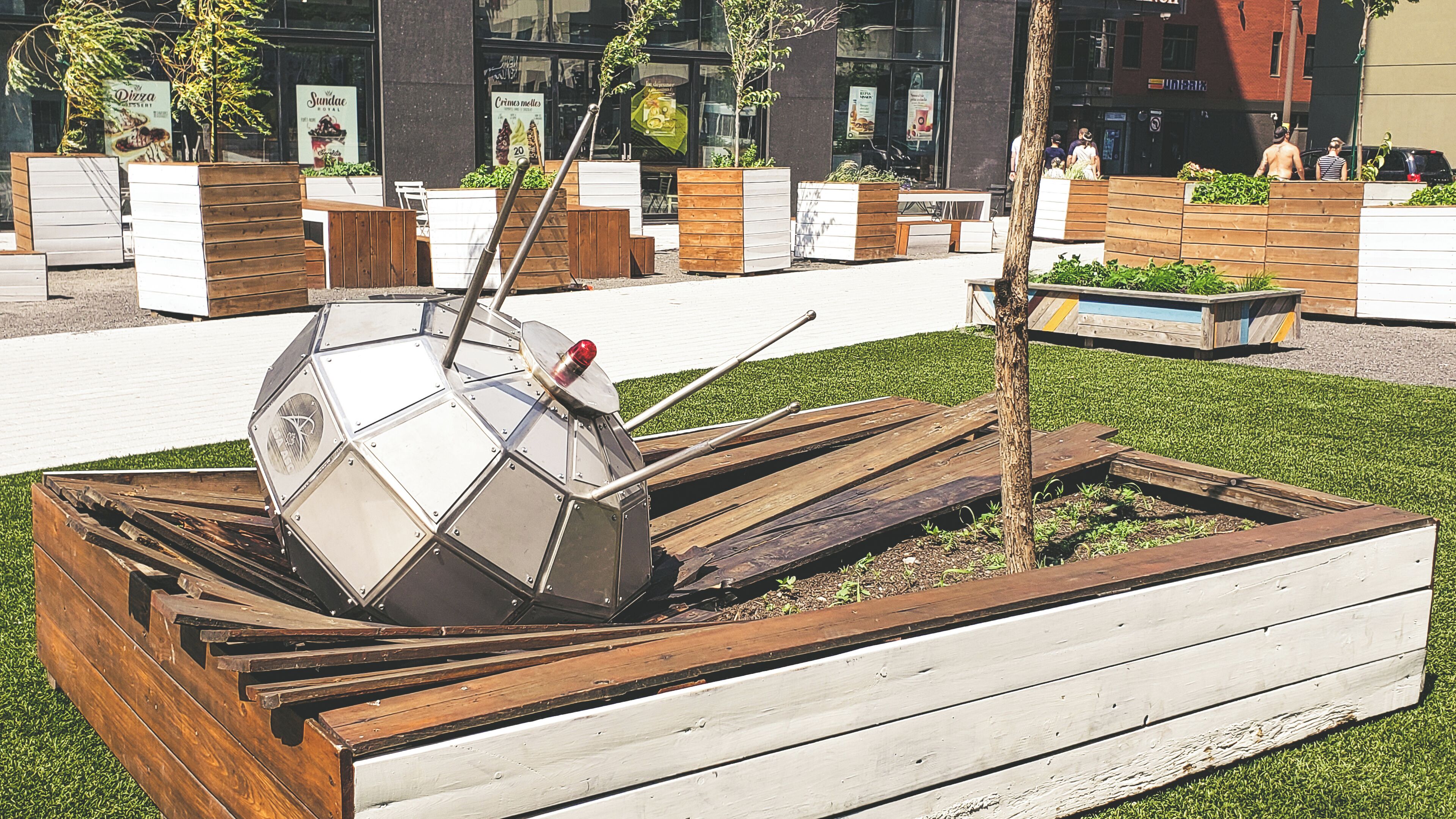 Each summer downtown Quebec has a lot to offer from the Comic Festival, and Art Installations as you can see here. I truly believe that the only way to explore the downtown is by foot because you never know what you will find.