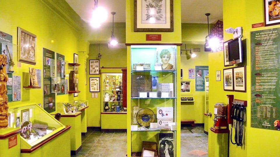 Érico-Chocolaterie Créative et Musée du Chocolat (Erico - Creative Chocolate Shop and Chocolate Museum) www.ericochocolatier.com
There is no Godiva chocolates for sale but homemade creative chocolates and sweets, and not just a chocolate shop but also an entertaining chocolate museum, you can actually try cocoa nibs and different percentages of cocoa. It’s worth to visit and treat if you’re in Quebec City!
#Canada #QuebecCity #Quebec #SweetSpot #chocolate #sweets #museum #ChocolateShop #NorthAmerica