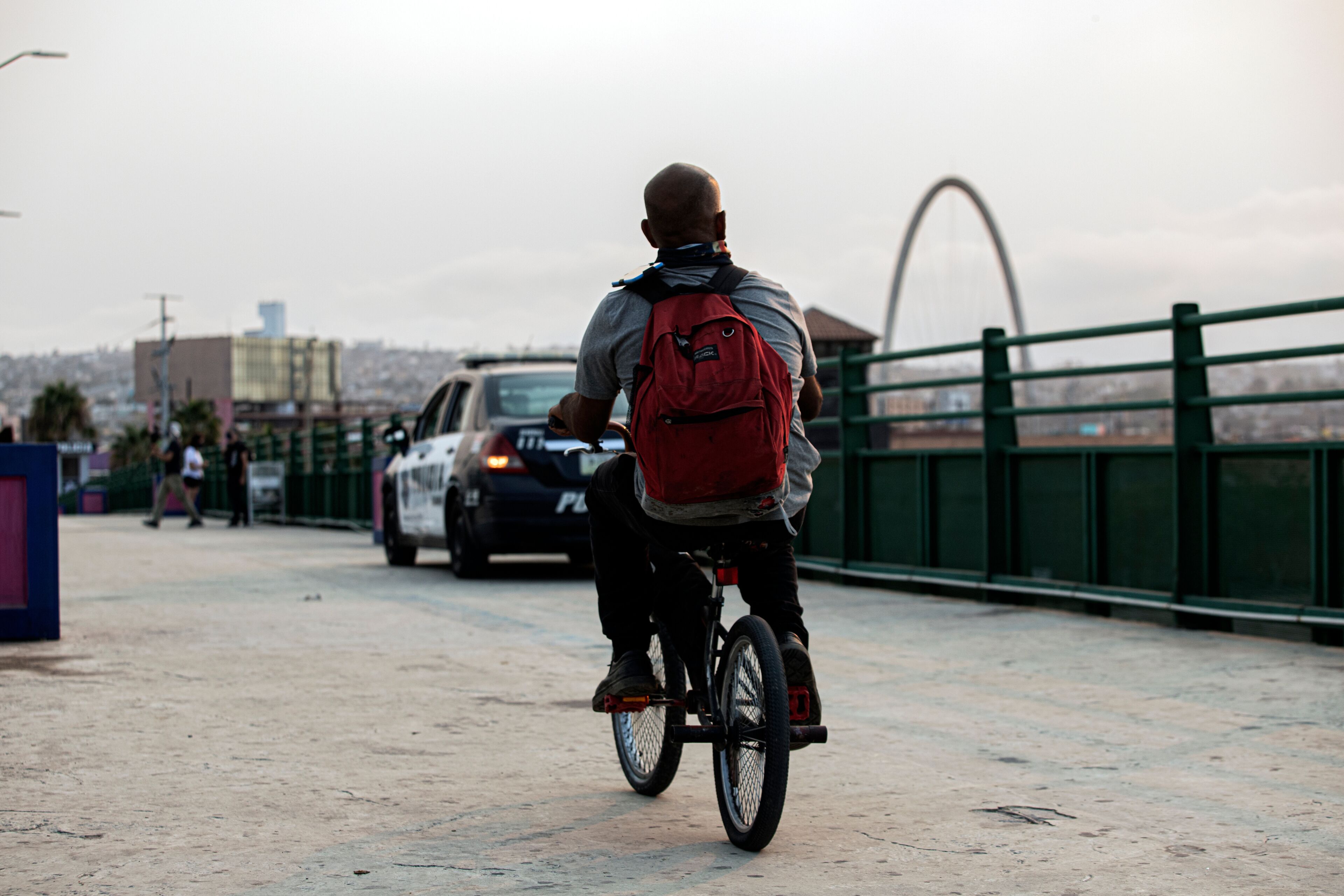Tijuana Baja California México, 9 de septiembre de 2020. Ciclista cruza el puente que cruza el rio Tijuana México, en el centro de la ciudad. 