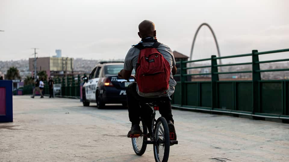 Tijuana Baja California México, 9 de septiembre de 2020. Ciclista cruza el puente que cruza el rio Tijuana México, en el centro de la ciudad.