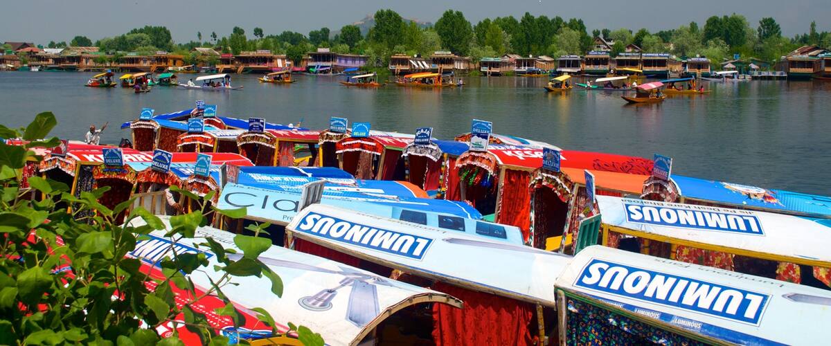 Srinagar mit einem See oder Wasserstelle