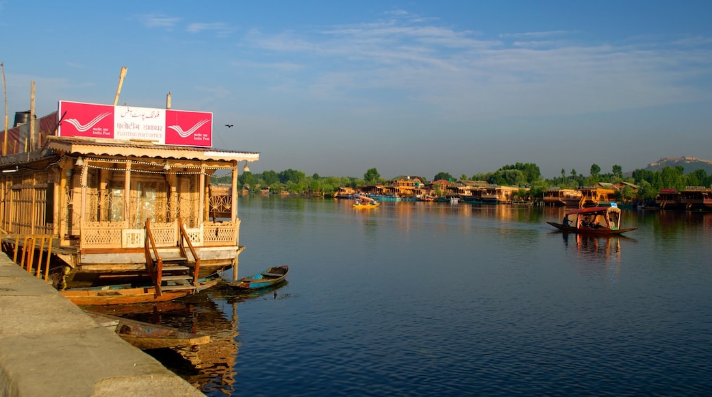Srinagar mostrando un río o arroyo