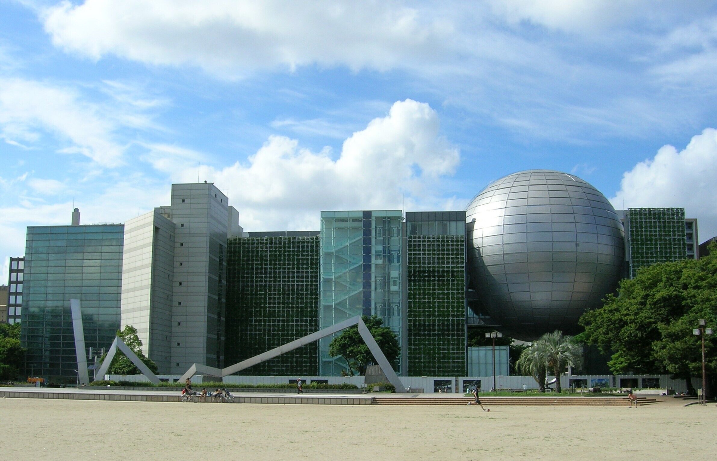 Nagoya City Science Museum、Under construction, completed in October 2011. Loc: Nagoya city, Aichi Prefecture, Japan. ja:名古屋市科学館（新館完成後、屋外工事中） 撮影場所 愛知県名古屋市西区