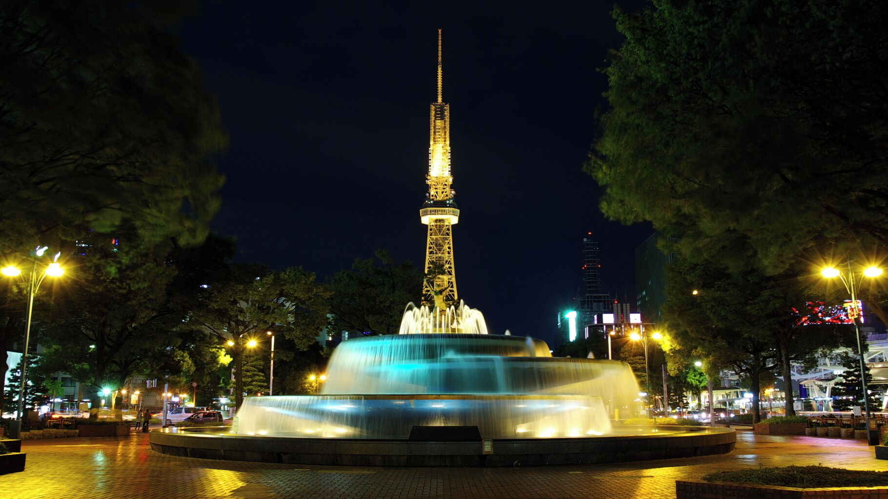 名古屋テレビ塔・希望の泉をはじめとする久屋大通公園の夜景