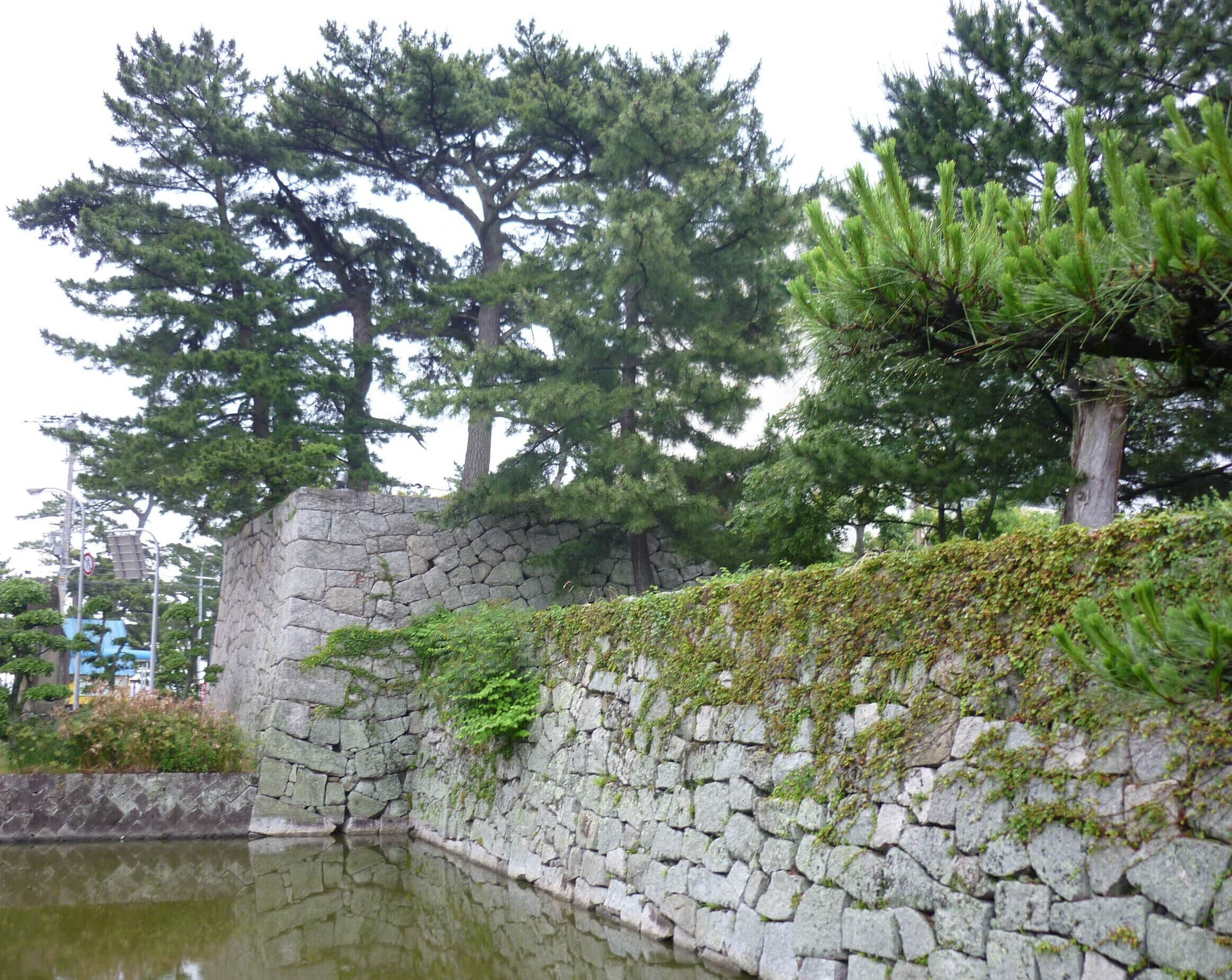 平城の石垣と堀跡