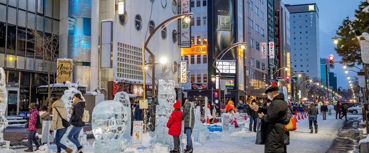 Susukino which includes street scenes, a city and outdoor art