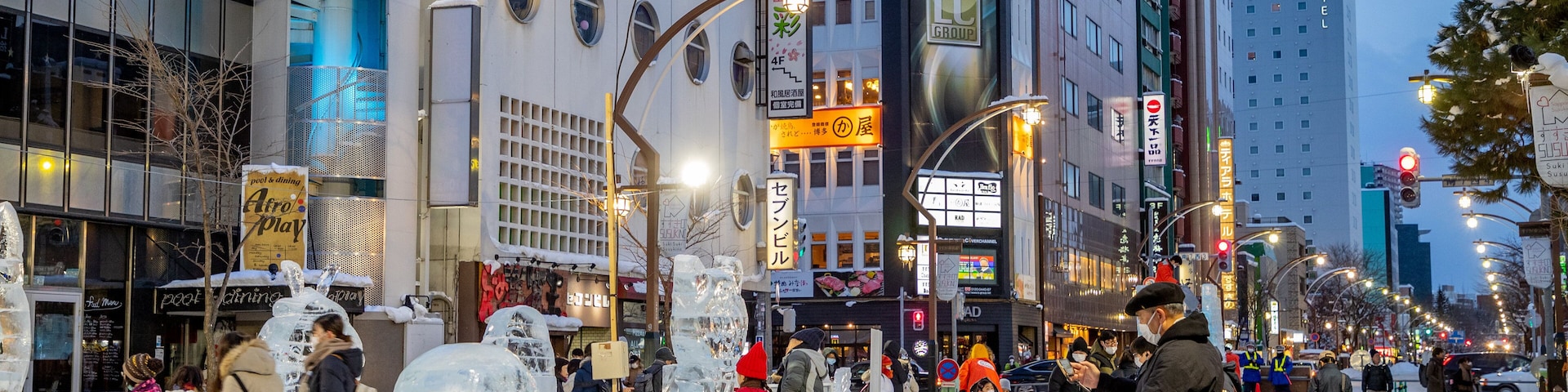 Susukino which includes street scenes, a city and outdoor art