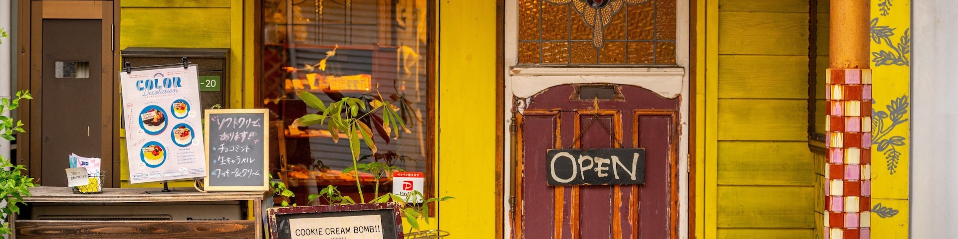Nakazakicho featuring signage