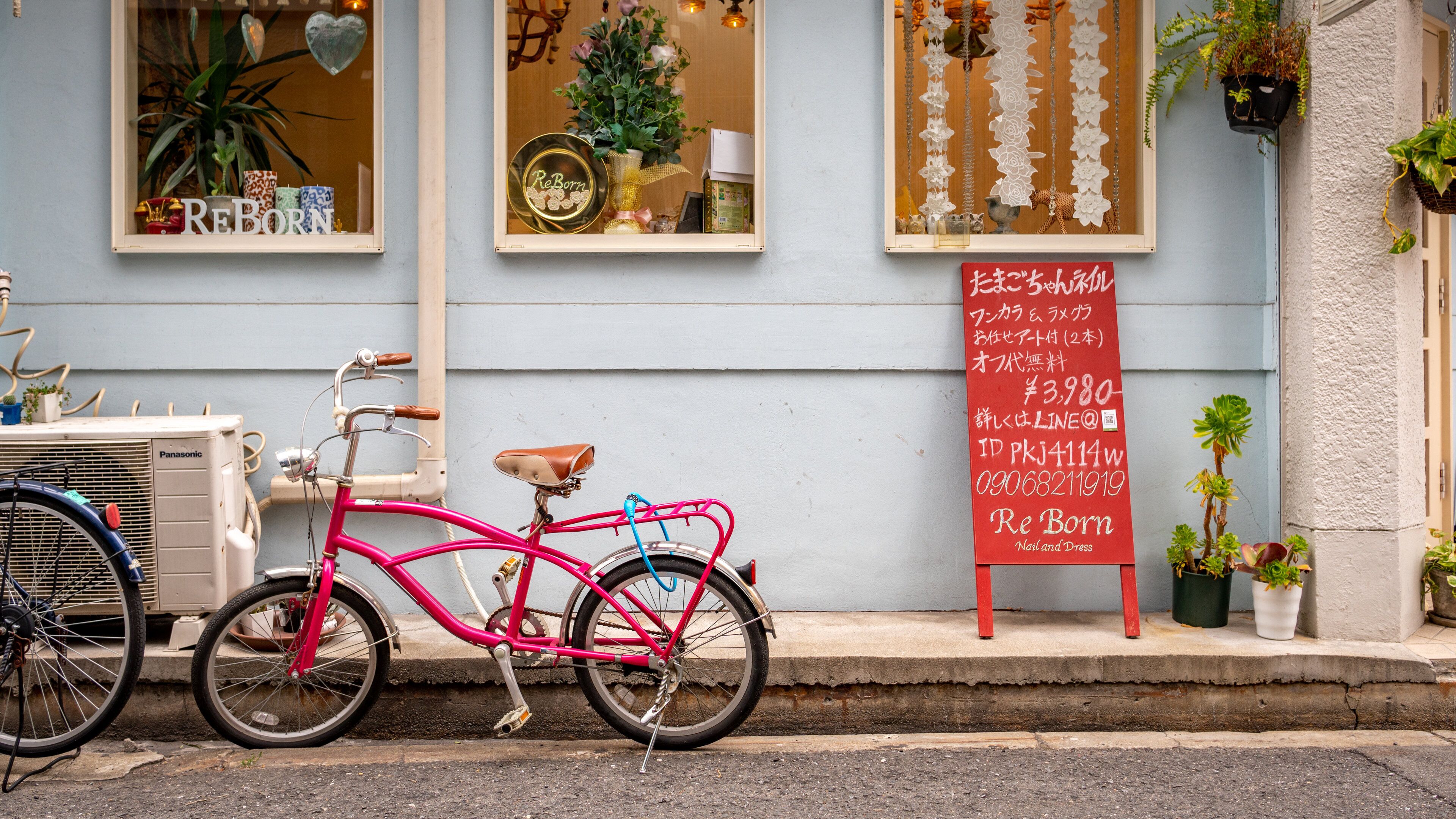 Nakazakicho featuring signage