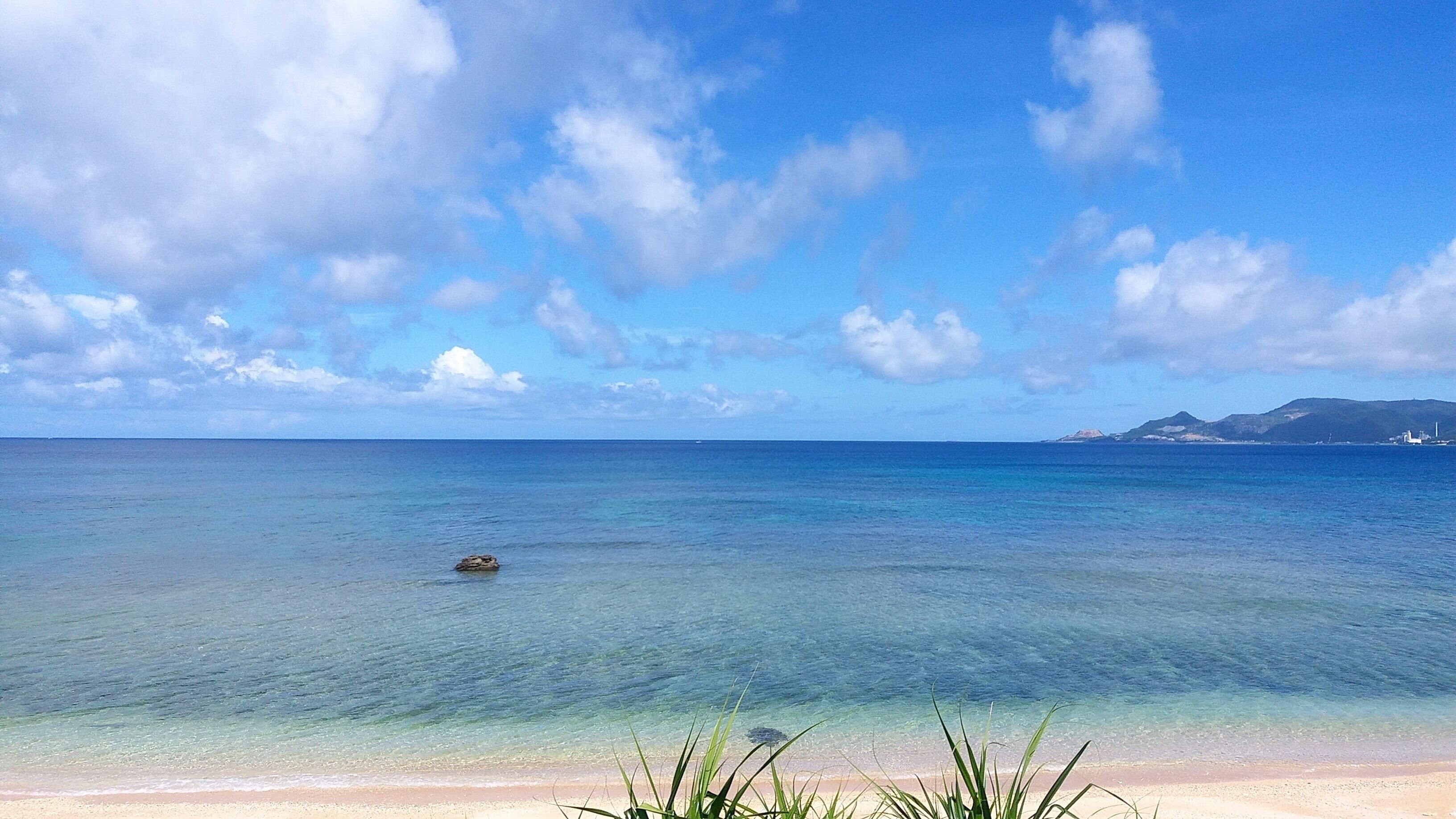 Okinawa ocean is always bright and clear. Locals say you can see 5 different shades of blue in the ocean on the best days!
#LifeAtExpedia #beach