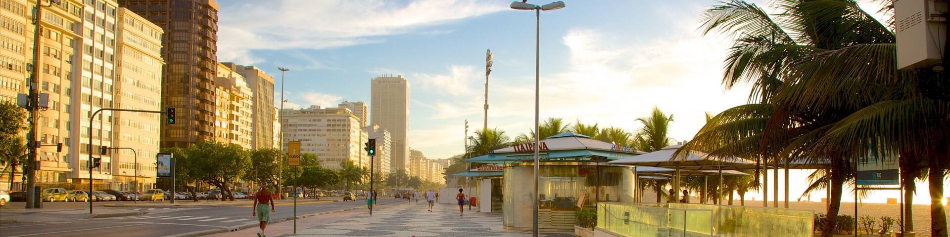 Una plaza urbana con diseños de adoquines, palmeras y edificios modernos.
