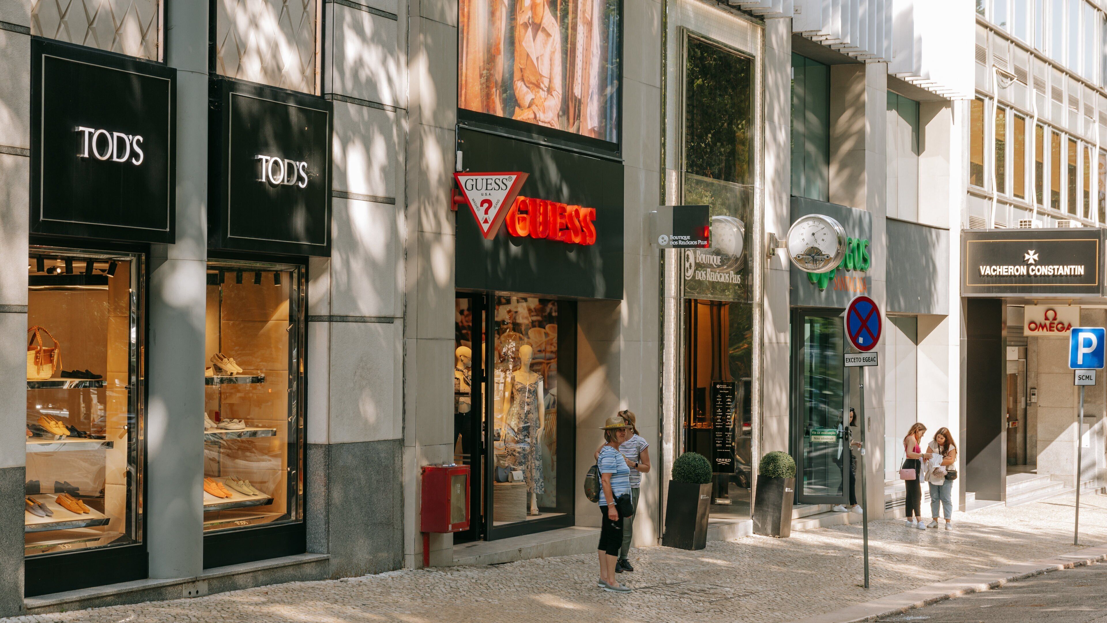 Santo Antonio which includes street scenes and shopping