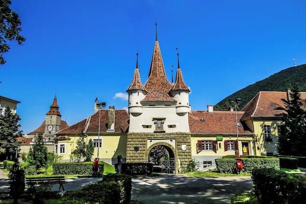 Un château doté de nombreuses tours et d’une grande entrée en arc de cercle.