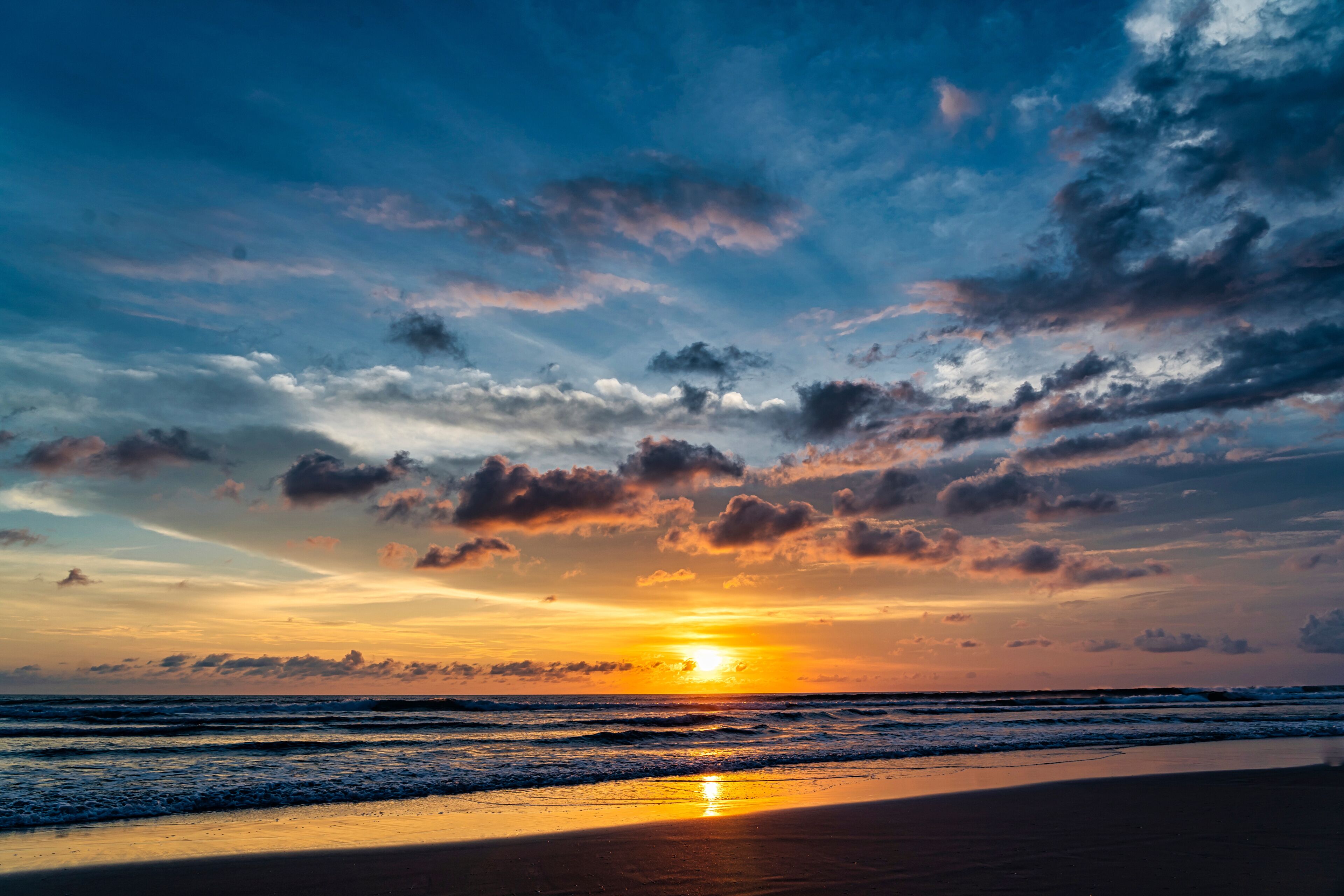 Atardecer en playa Seminyak (Bali)