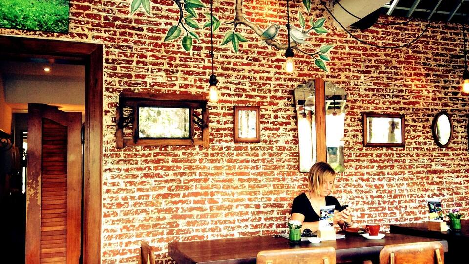 A new spot in Petitenget/Batu Belig area in Bali. Fusion Indonesian and western menu done in a local way with such cute ambience.