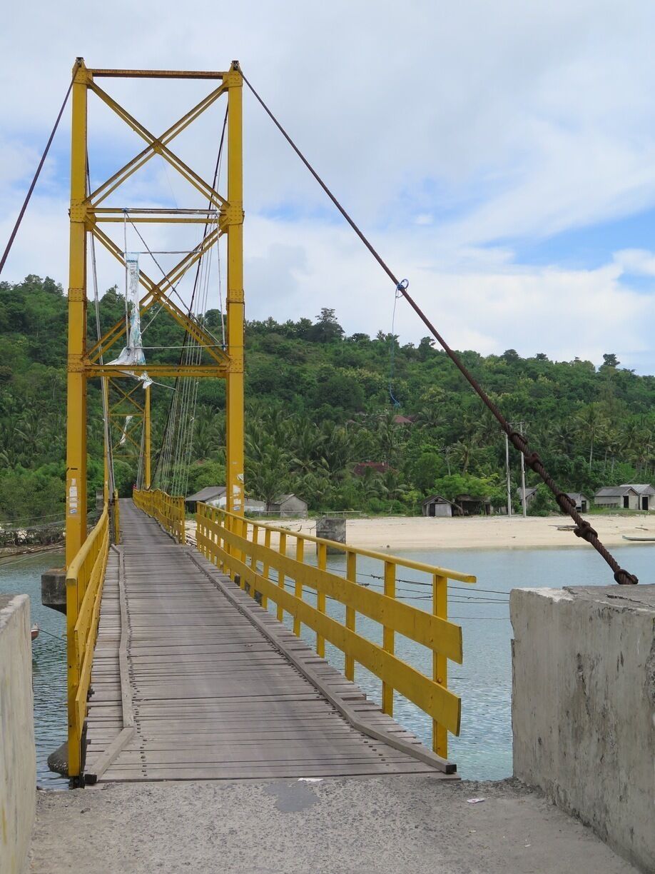 The infamous 'wobbly' bridge between Lembongan and Ceningan
