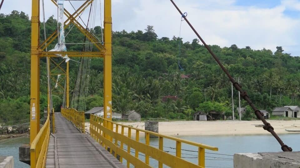 The infamous 'wobbly' bridge between Lembongan and Ceningan