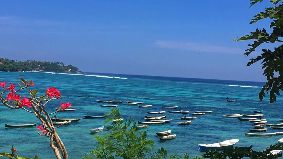 Explore this hidden retreat! Escape the crown in Bali. Half an hour ferry ride leads you to this beautiful island of white sand beaches and blue sea! Highlight of the trip - you get to snorkel with manta rays!!! #blue #bluesea #untouched #nature