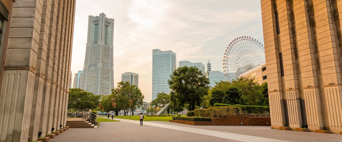 Sakuragichō showing a sunset and a city