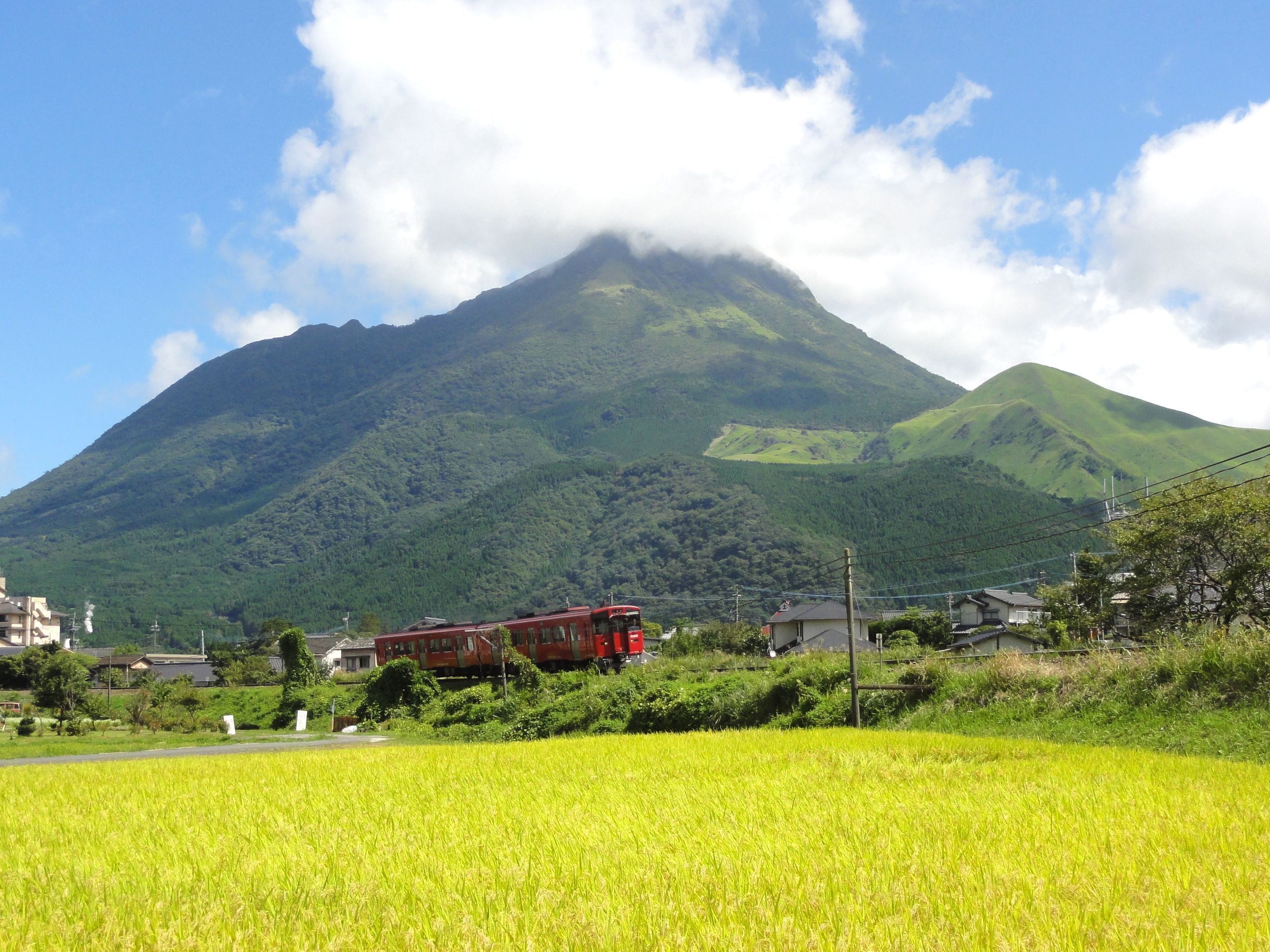 キハ200系気動車と由布岳