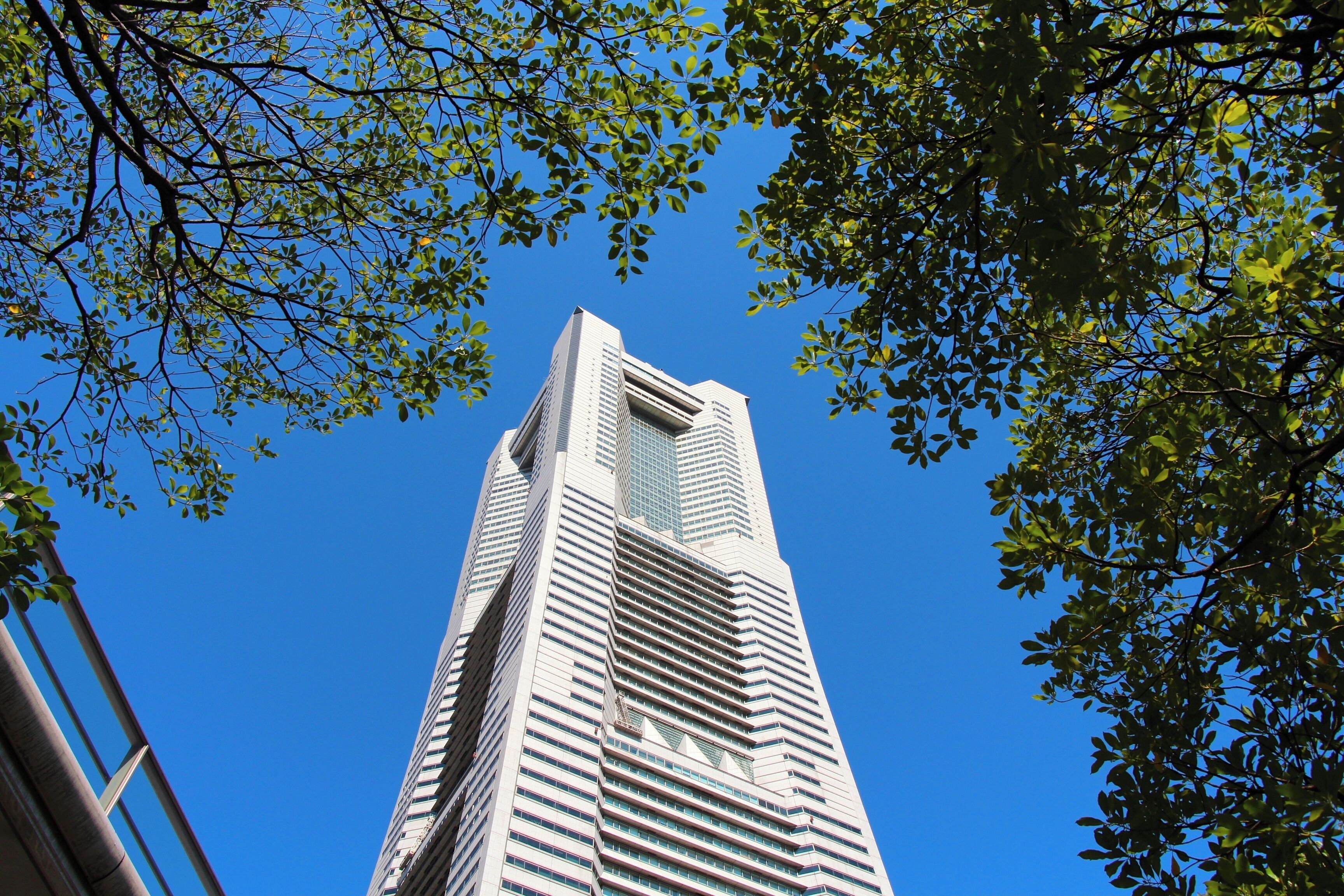 ランドマークタワー（見上げる）