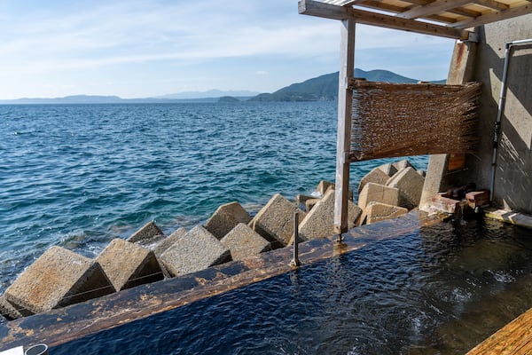 Une jetée dotée d’une structure en bois et de bornes en pierre qui s’avancent dans l’eau.