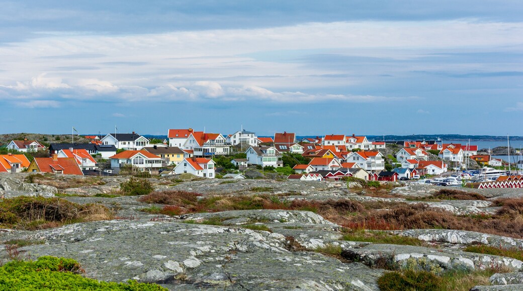 Colorful houses on coast of beautiful island of foto