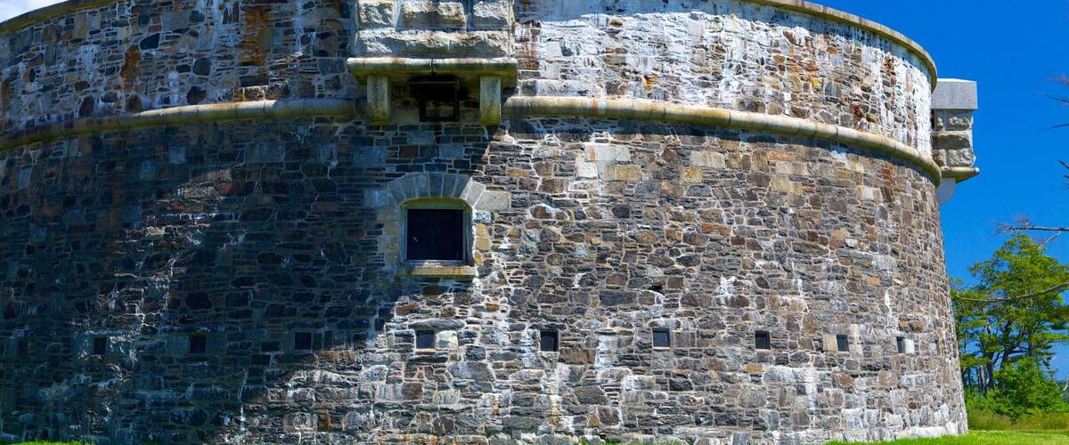 Point Pleasant Park qui includes patrimoine historique et articles militaires