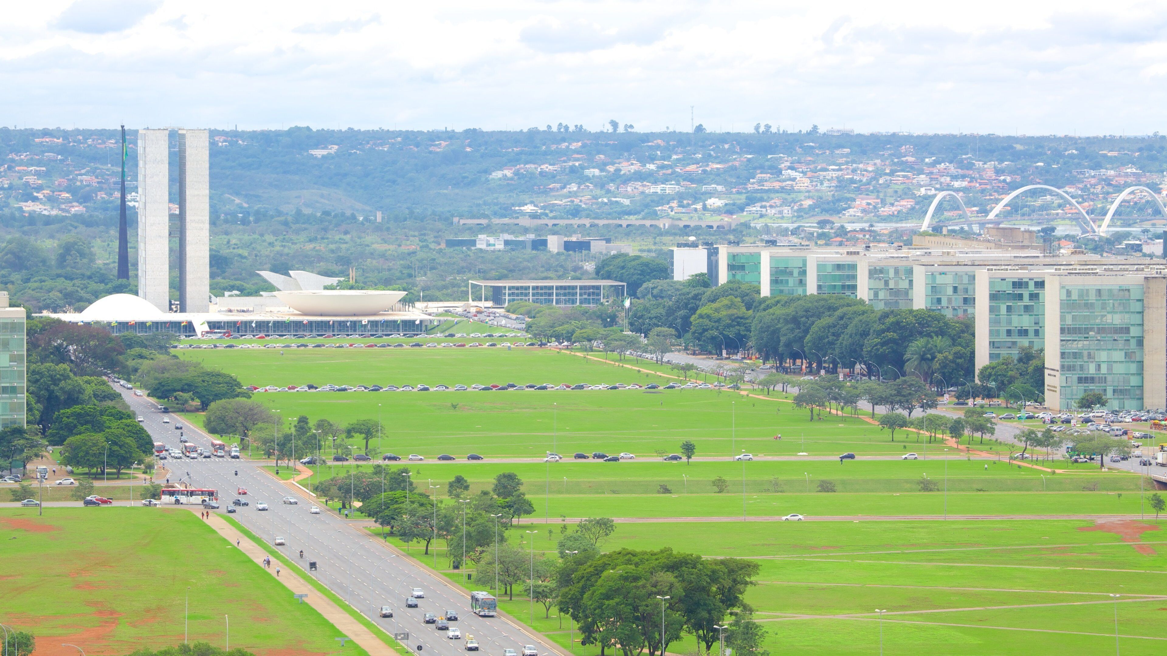 Brasilia showing a garden, modern architecture and a monument