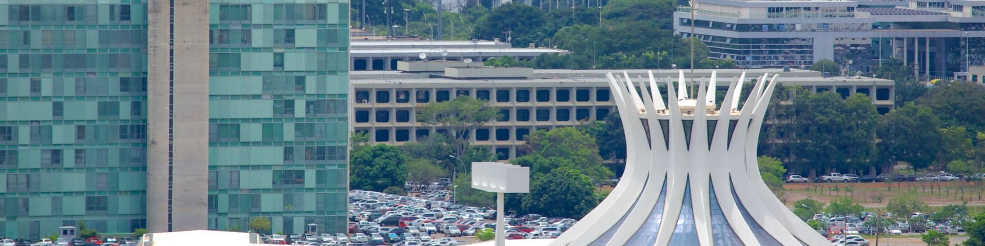 Brasilia mostrando una ciudad, arquitectura moderna y un monumento