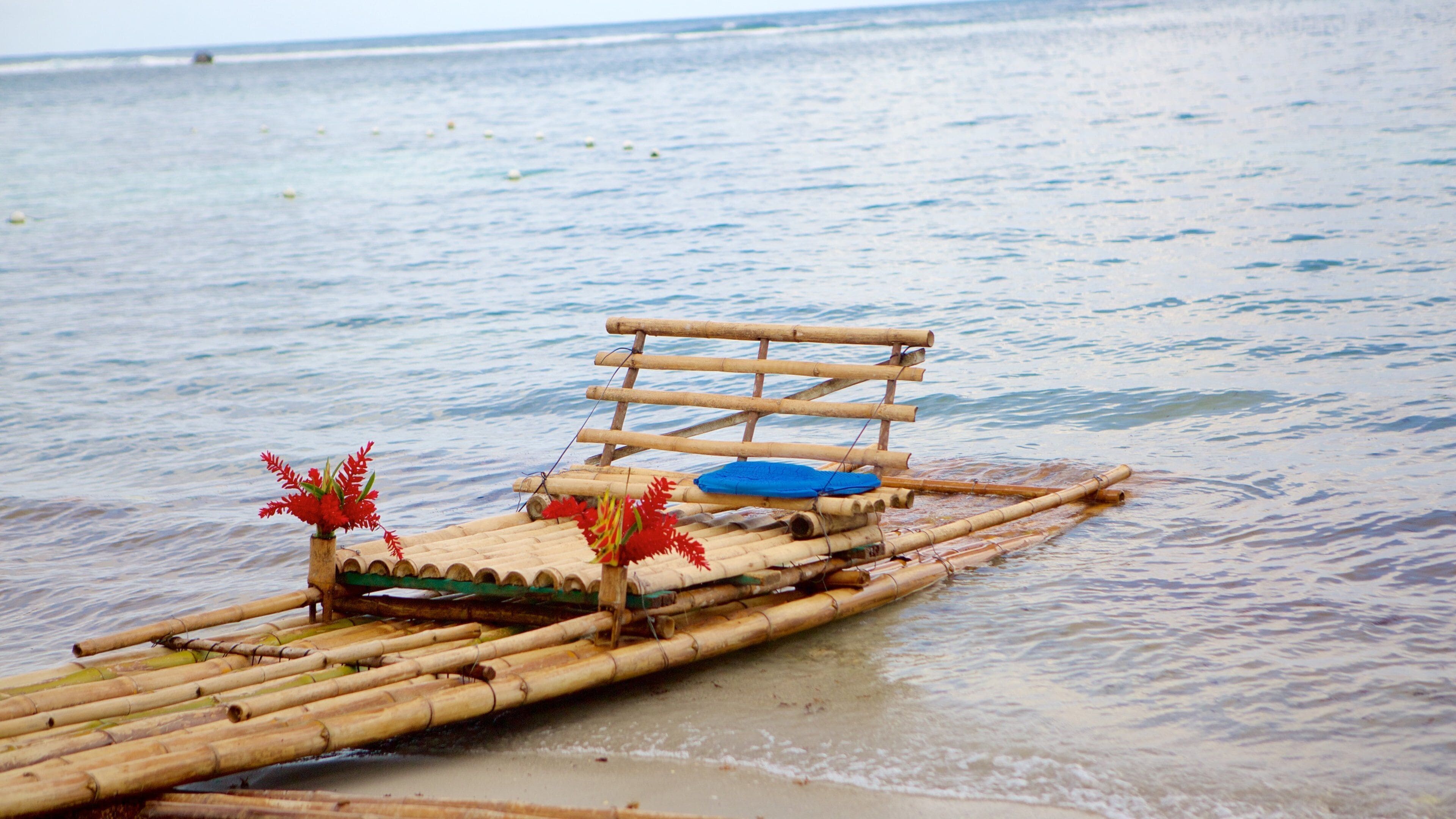 Laguna Azul ofreciendo deportes acuáticos y vistas de una costa