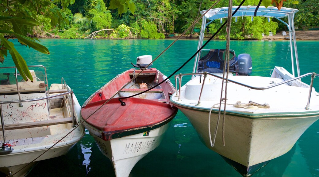 Blue Lagoon welches beinhaltet See oder Wasserstelle und Bootfahren