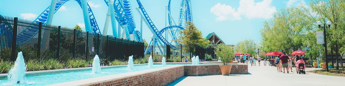 The Park at OWA featuring a fountain and rides